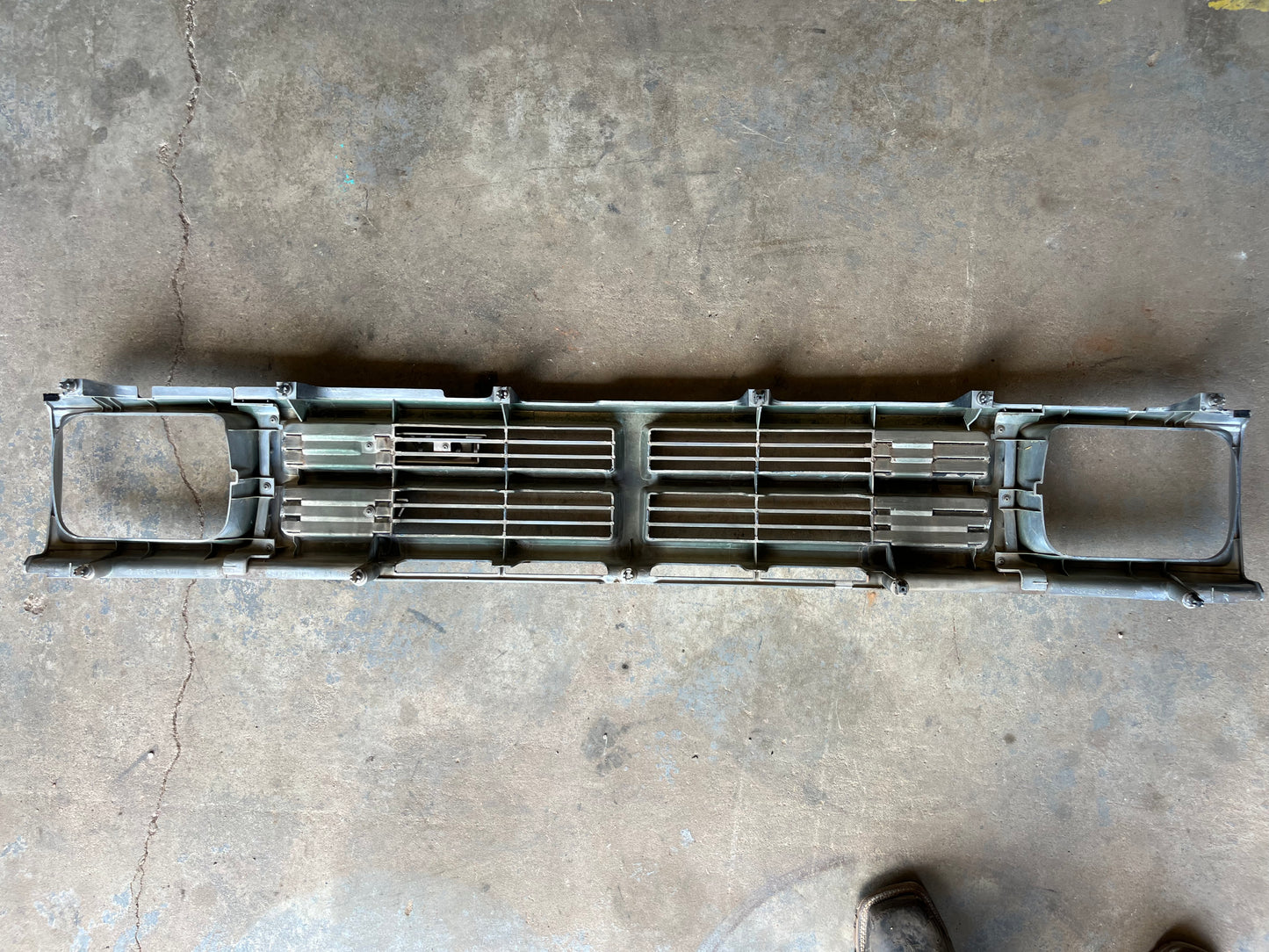 Used OEM Grille 3.0 V6 - Toyota 4Runner & Pickup - 1987-1989